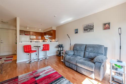 404-7600 Cottonwood Drive, Osoyoos, BC - Indoor Photo Showing Living Room