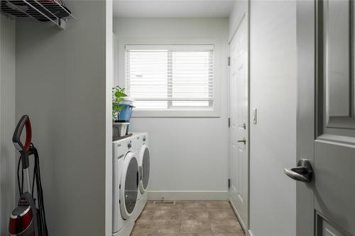 445 Hardie Road, Kelowna, BC - Indoor Photo Showing Laundry Room