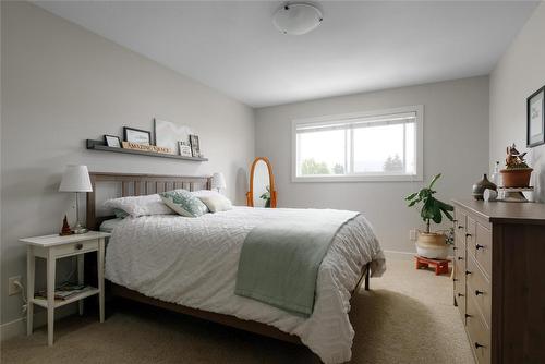 445 Hardie Road, Kelowna, BC - Indoor Photo Showing Bedroom