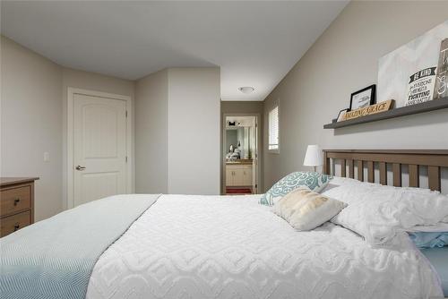 445 Hardie Road, Kelowna, BC - Indoor Photo Showing Bedroom