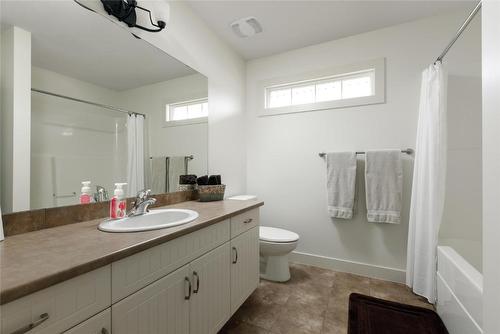 445 Hardie Road, Kelowna, BC - Indoor Photo Showing Bathroom