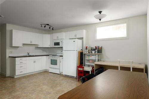 445 Hardie Road, Kelowna, BC - Indoor Photo Showing Kitchen With Double Sink