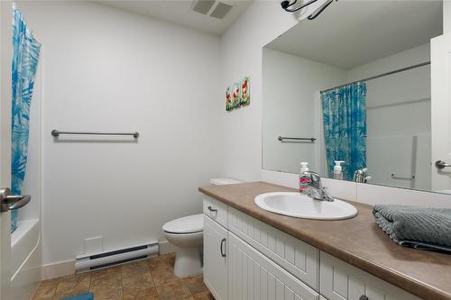 445 Hardie Road, Kelowna, BC - Indoor Photo Showing Bathroom