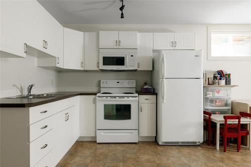 445 Hardie Road, Kelowna, BC - Indoor Photo Showing Kitchen