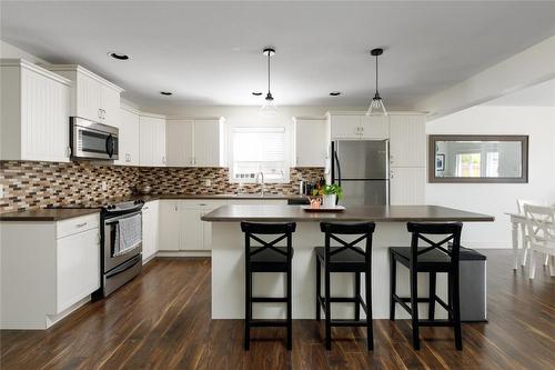 445 Hardie Road, Kelowna, BC - Indoor Photo Showing Kitchen With Upgraded Kitchen