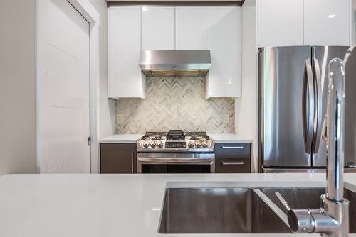 405-1883 Water Street, Kelowna, BC - Indoor Photo Showing Kitchen With Double Sink With Upgraded Kitchen