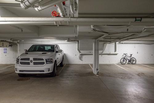 405-1883 Water Street, Kelowna, BC - Indoor Photo Showing Garage