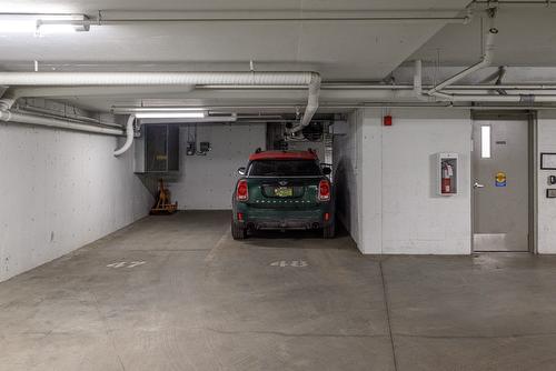 405-1883 Water Street, Kelowna, BC - Indoor Photo Showing Garage