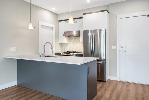 405-1883 Water Street, Kelowna, BC - Indoor Photo Showing Kitchen With Upgraded Kitchen