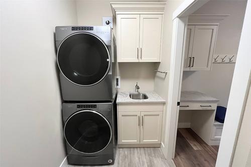 316-3865 Truswell Road, Kelowna, BC - Indoor Photo Showing Laundry Room