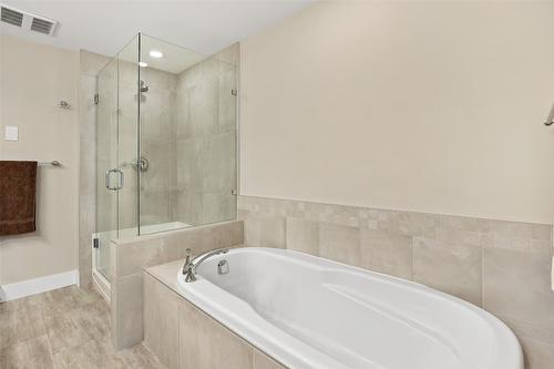 316-3865 Truswell Road, Kelowna, BC - Indoor Photo Showing Bathroom