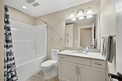 316-3865 Truswell Road, Kelowna, BC - Indoor Photo Showing Bathroom