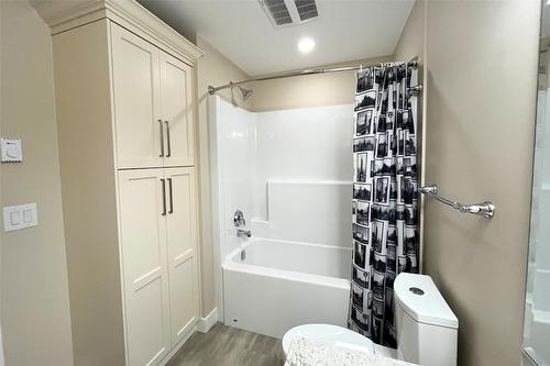 316-3865 Truswell Road, Kelowna, BC - Indoor Photo Showing Bathroom