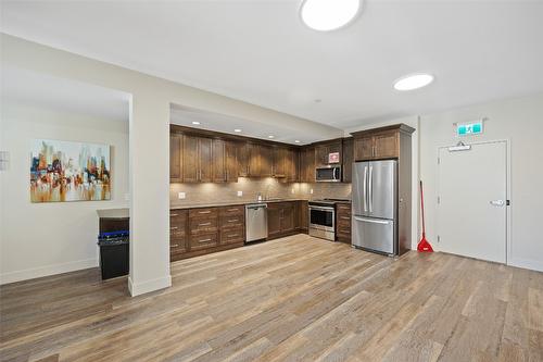 316-3865 Truswell Road, Kelowna, BC - Indoor Photo Showing Kitchen