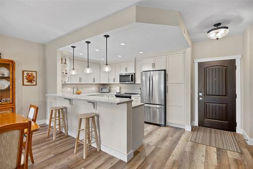 316-3865 Truswell Road, Kelowna, BC - Indoor Photo Showing Kitchen With Upgraded Kitchen