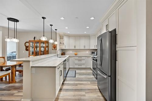 316-3865 Truswell Road, Kelowna, BC - Indoor Photo Showing Kitchen With Upgraded Kitchen