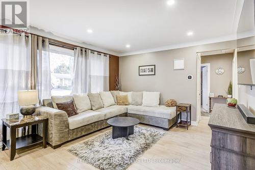 6325 Doreen Drive, Niagara Falls, ON - Indoor Photo Showing Living Room