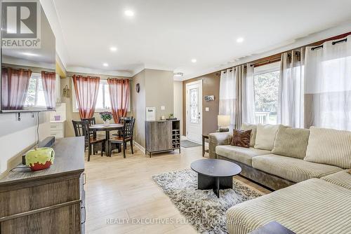 6325 Doreen Drive, Niagara Falls, ON - Indoor Photo Showing Living Room