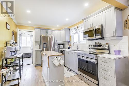 6325 Doreen Drive, Niagara Falls, ON - Indoor Photo Showing Kitchen With Double Sink