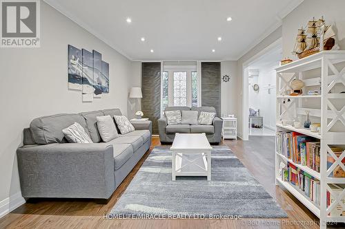 158 Hanson Road, Mississauga (Fairview), ON - Indoor Photo Showing Living Room