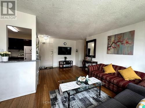 417 - 5 Parkway Forest Drive, Toronto (Henry Farm), ON - Indoor Photo Showing Living Room