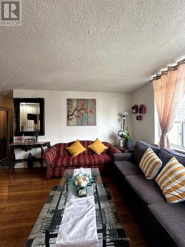 417 - 5 Parkway Forest Drive, Toronto (Henry Farm), ON - Indoor Photo Showing Living Room