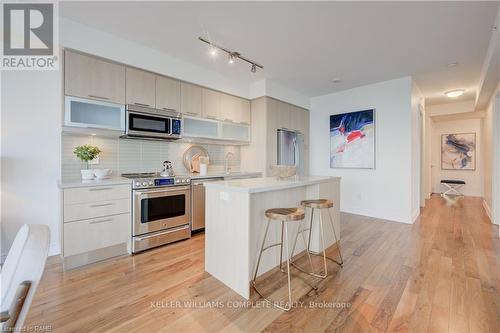 7116 - 388 Yonge Street, Toronto (Bay Street Corridor), ON - Indoor Photo Showing Kitchen With Upgraded Kitchen