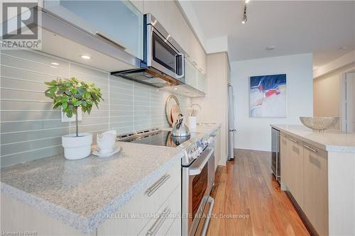 7116 - 388 Yonge Street, Toronto (Bay Street Corridor), ON - Indoor Photo Showing Kitchen With Upgraded Kitchen