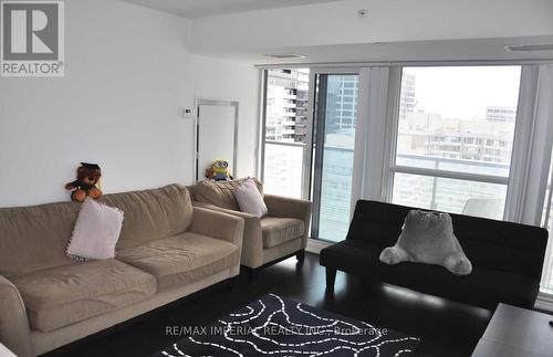 1715 - 386 Yonge Street, Toronto (Bay Street Corridor), ON - Indoor Photo Showing Living Room