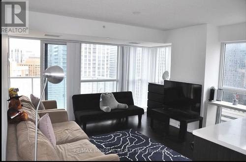 1715 - 386 Yonge Street, Toronto (Bay Street Corridor), ON - Indoor Photo Showing Living Room