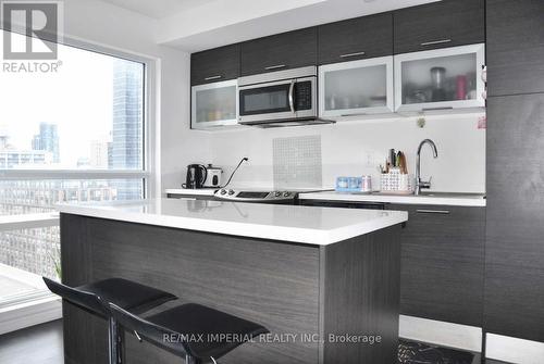 1715 - 386 Yonge Street, Toronto (Bay Street Corridor), ON - Indoor Photo Showing Kitchen With Upgraded Kitchen