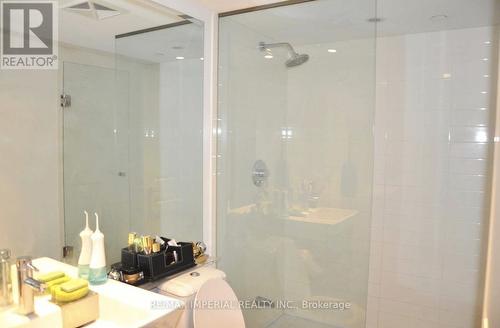 1715 - 386 Yonge Street, Toronto (Bay Street Corridor), ON - Indoor Photo Showing Bathroom