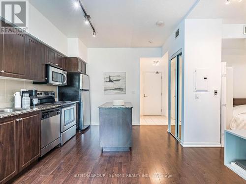 712 - 215 Fort York Boulevard, Toronto (Waterfront Communities), ON - Indoor Photo Showing Kitchen With Stainless Steel Kitchen