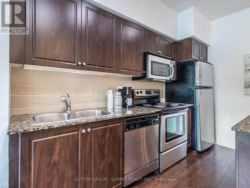 712 - 215 Fort York Boulevard, Toronto (Waterfront Communities), ON - Indoor Photo Showing Kitchen With Stainless Steel Kitchen With Double Sink