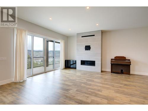 557 Acadia Street, Kelowna, BC - Indoor Photo Showing Living Room With Fireplace