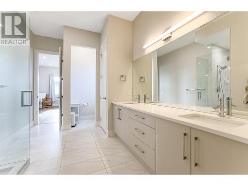 557 Acadia Street, Kelowna, BC - Indoor Photo Showing Bathroom