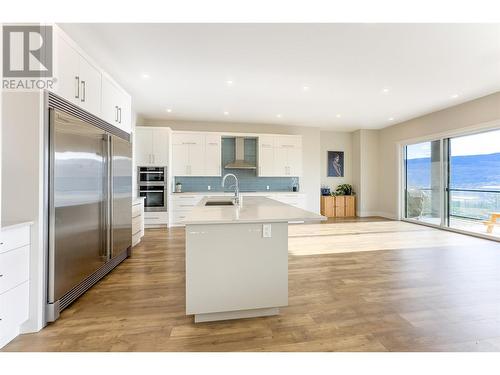 557 Acadia Street, Kelowna, BC - Indoor Photo Showing Kitchen With Upgraded Kitchen