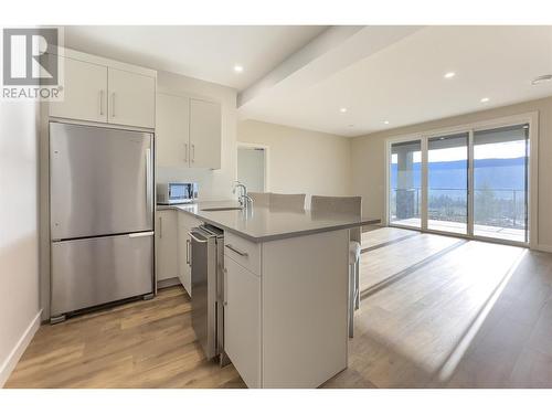 557 Acadia Street, Kelowna, BC - Indoor Photo Showing Kitchen With Upgraded Kitchen