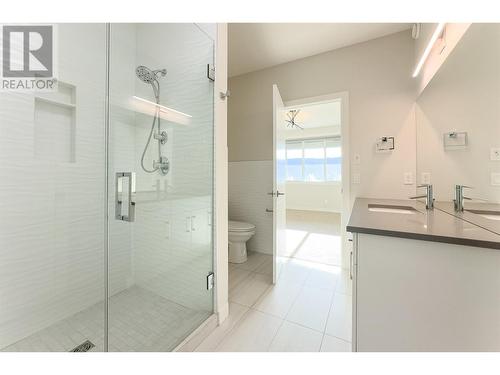 557 Acadia Street, Kelowna, BC - Indoor Photo Showing Bathroom