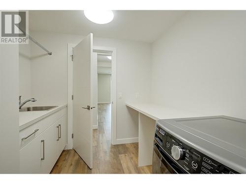 557 Acadia Street, Kelowna, BC - Indoor Photo Showing Laundry Room