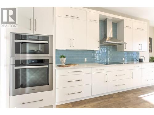 557 Acadia Street, Kelowna, BC - Indoor Photo Showing Kitchen With Upgraded Kitchen