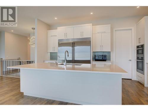 557 Acadia Street, Kelowna, BC - Indoor Photo Showing Kitchen With Upgraded Kitchen