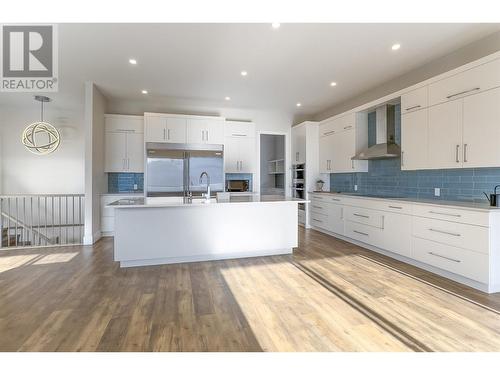 557 Acadia Street, Kelowna, BC - Indoor Photo Showing Kitchen With Double Sink With Upgraded Kitchen