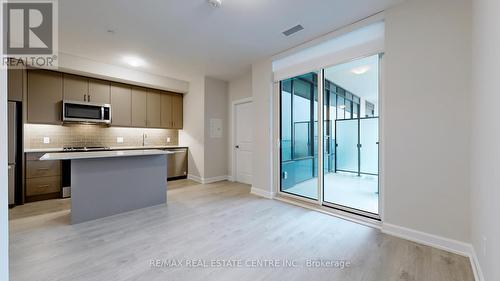 601 - 3220 William Coltson Avenue, Oakville, ON - Indoor Photo Showing Kitchen