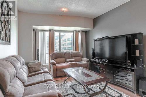 Ph207 - 8 Lee Centre Drive, Toronto (Woburn), ON - Indoor Photo Showing Living Room