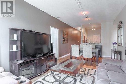 Ph207 - 8 Lee Centre Drive, Toronto (Woburn), ON - Indoor Photo Showing Living Room