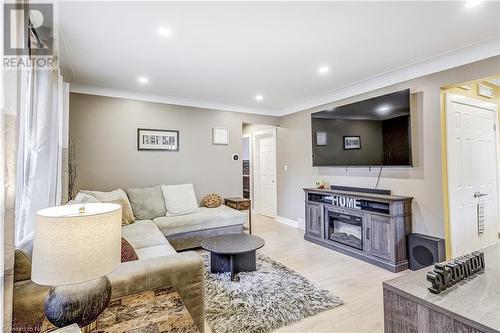 6325 Doreen Drive, Niagara Falls, ON - Indoor Photo Showing Living Room