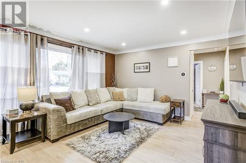 6325 Doreen Drive, Niagara Falls, ON - Indoor Photo Showing Living Room