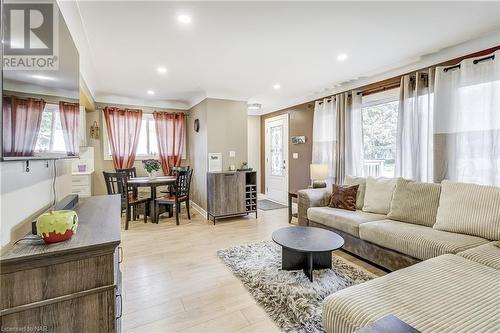 6325 Doreen Drive, Niagara Falls, ON - Indoor Photo Showing Living Room