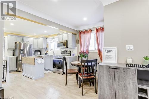 6325 Doreen Drive, Niagara Falls, ON - Indoor Photo Showing Kitchen